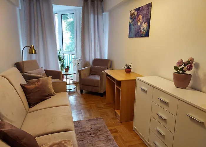 Hostel Apart- Salon Z Aneksem Kuchenym, 2 Sypialnie, Lazienka